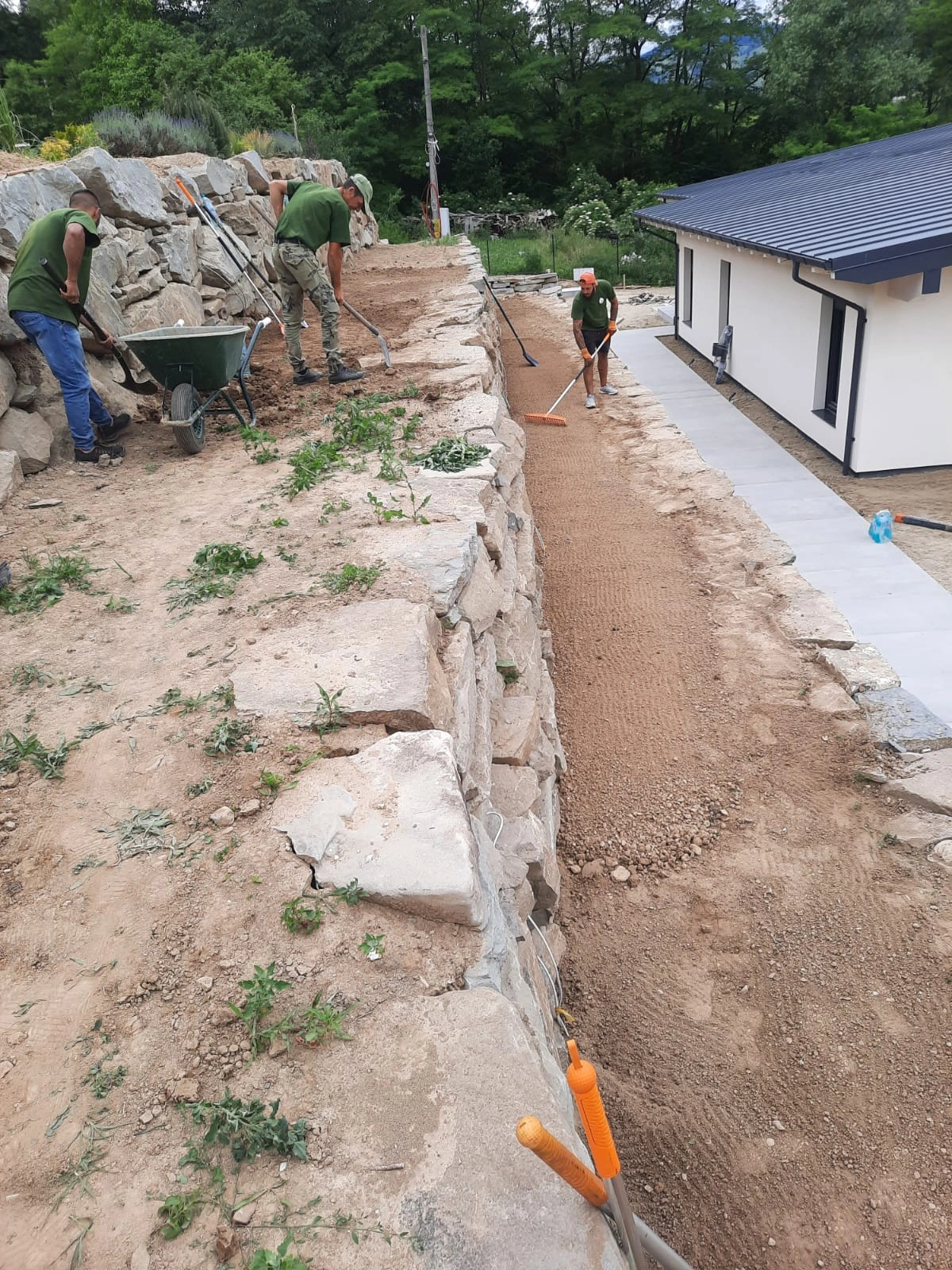 Pregatire sol pentru montare gazon rulou in Suceava si imprejurimi