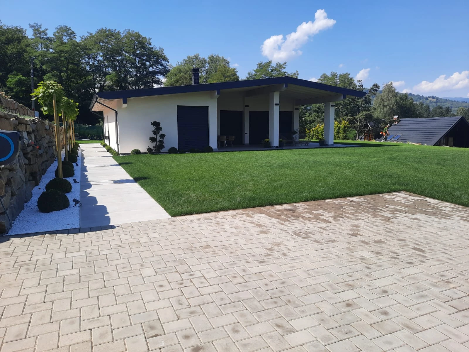 Rezultat amenajare peisagitica gradina, montare rulou natural gazon si discretizare instalatie de irigare in Suceava si imprejurimi