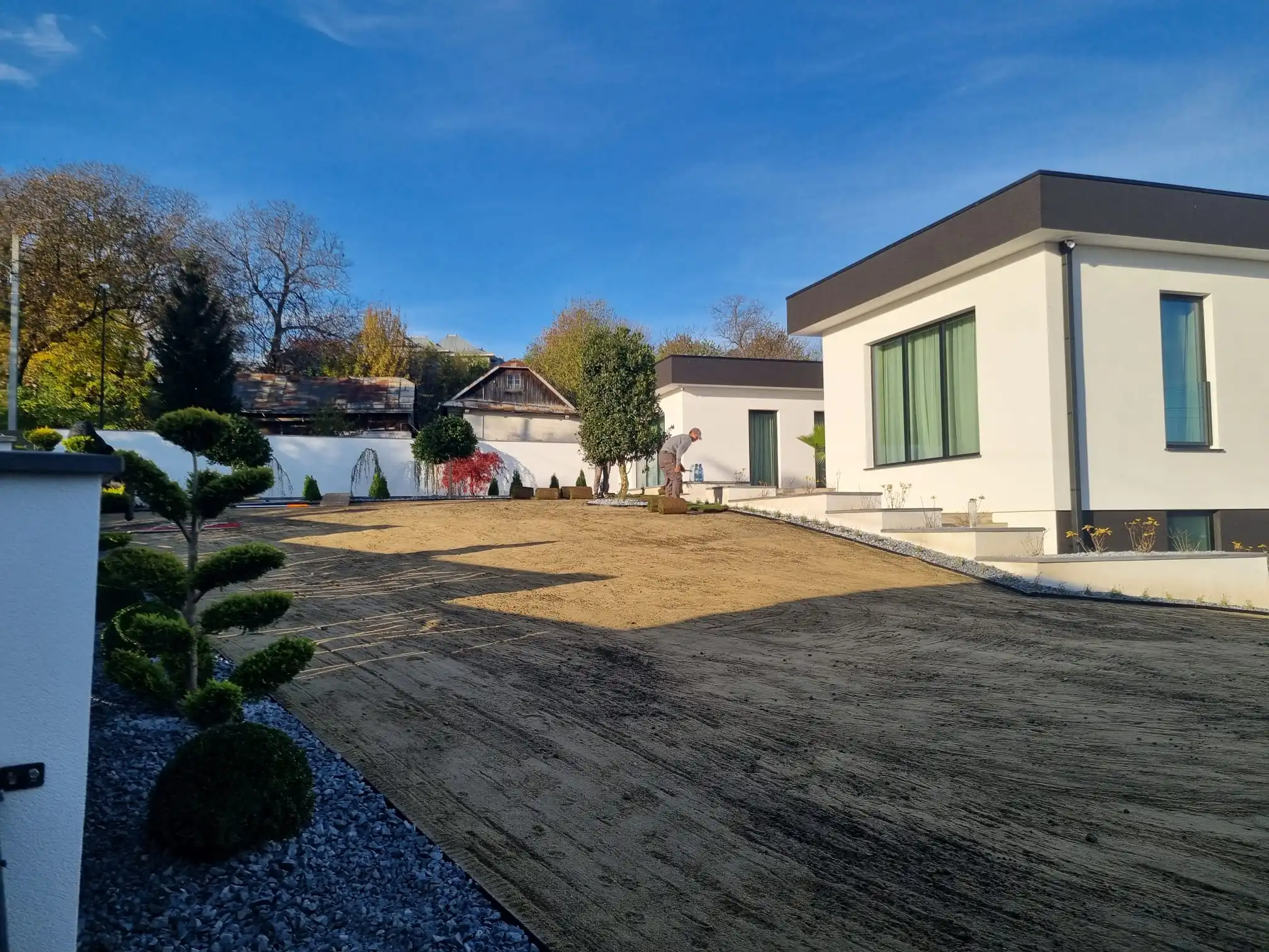 Pregatire sol si gradina pentru amenajare peisagistica si instalare gazon natural rulou in Suceava si imprejurimi